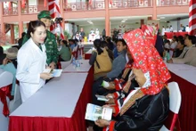 越中两国军医开展边境联合义诊活动。