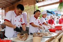 按照传统方式制作云姑河粉村（宁平省南同乡）的河粉。（图片来源：越通社）