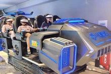 附图：在庆和省芽庄购物中心体验虚拟现实技术。