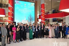 与会代表在"侨胞与越南投资机遇：破除障碍—激活资源"座谈会上合影 。（图片来源：《人民军队》报）