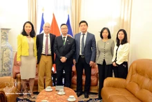 双方代表合影。（图片来源：越通社）