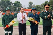 国会主席陈青敏和入伍军人代表。 （图片来源：越通社）