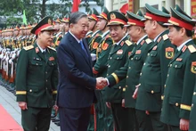 越共中央总书记、中央军委书记苏林走访调研军事技术学院。