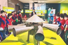 学生们参观河内博物馆。