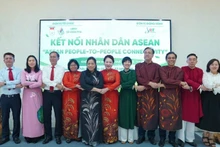 东盟各国驻胡志明市总领事代表和当地政府领导合影留念。