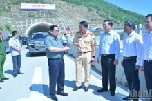 政府总理范明正视察广义——怀仁高速。