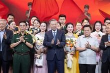越共中央总书记苏林与党和国家领导人一同出席文艺交流晚会。（山松 摄）