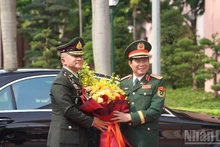 阮新疆大将迎接泰国皇家武装部队最高司令颂威(Songwit Noonpackdee)大将一行的到访。