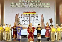 河内市人民委员会在文庙-国子监文化科学活动中心举行仪式，接受联合国教科文组织全球学习型城市网络成员证书。（图自：nhandan.vn）