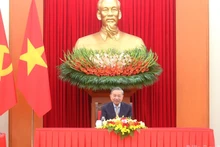 越共中央总书记苏林同新加坡人民行动党秘书长、政府总理黄循财通电话。（登科 摄）