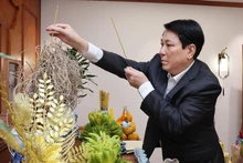 国家主席梁强向已故总书记阮富仲进香。（图片来源：越通社）