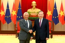 越共中央总书记苏林与欧洲理事会主席安东尼奥·科斯塔握手合影。（登科 摄）