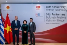 越南驻希腊大使范氏秋香与希腊发展部副部长斯塔夫罗斯卡拉法蒂斯（Stavros Kalafatis）。（图片来源：越通社）