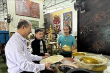 来自北宁省嘉平乡大拜铜铸村的传统手工艺产品亮相2026年春季博览会。（图片来源：越通社）