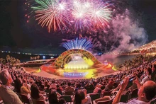 游客在富国岛南部旅游区欣赏烟花表演。