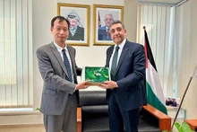 阮南阳大使会见巴勒斯坦外交与侨民事务部副部长奥马尔·阿瓦达拉（Omar Awadallah）。（图片来源：越南驻埃及大使馆）