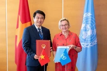 2025年7月，越南外交部副部长黎英俊与UNCITRAL秘书长安娜·茹班-布雷特共同签署《越南外交部与联合国国际贸易法委员会2025-2031年合作谅解备忘录》。（图片来源：越通社）