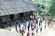 为边境地区建设高标准寄宿制学校。