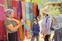 烂外村手工织锦产品深受外国游客青睐。（图片来源：越通社）