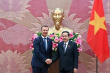 越南国会主席陈青敏会见俄罗斯联邦委员会第一副主席安德烈·亚茨金。