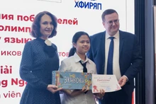 组委会向参赛选手颁发了奖项。