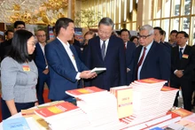 苏林总书记参观图书展示区、主题图片展及新闻领域数字化转型成就展。