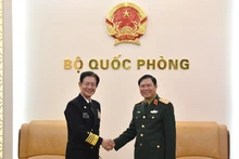 越南国防部副部长阮新疆大将与日本海上幕僚长斋藤聪上将。（图片来源：人民军队报）