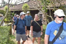 外国游客参观东和协古村。