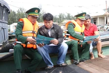 边防部队加大对渔民的宣传力度。