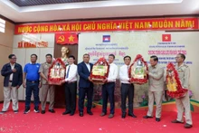 西宁省与柬埔寨柴桢省互赠礼物。（图片来源：越通社）