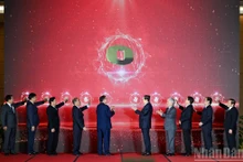 越南国会主席陈青敏、党和国家领导人及前领导人和各位代表共同出席越南国会博物馆开馆仪式。