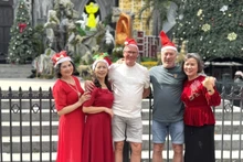 外国游客在河内欢乐迎接圣诞节。