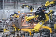 位于宁平省的现代成功汽车工厂生产线。