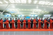 越南政府常务副总理阮和平及其他代表为内排国际机场2号航站楼扩建项目举行剪彩仪式。（图片来源：越通社）