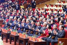 越南党和国家领导出席大会。