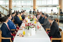 越南国会主席陈青敏同马来西亚国家石油公司领导进行座谈。（图片来源：人民代表报）