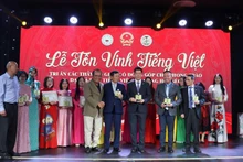 组委会成员和赞助商获颁比赛纪念章。（图片来源：越通社）