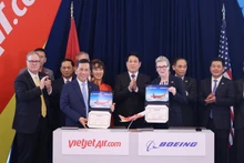 国家主席梁强见证波音集团与越捷航空签署首架波音737-8飞机交付协议。（图片来源：越通社）