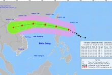 超强台风桦加沙向东海移动。