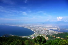 从山茶半岛俯瞰岘港市。