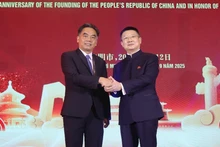 胡志明市人民委员会副主席阮禄河与中国新任驻胡志明市总领事唐立。（图片来源：大团结报）