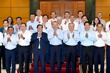 苏林总书记与党、国家领导人同政府党委常委会合影。