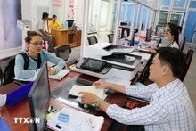 居民在茶荣坊公共行政服务中心办理行政手续。（图片来源：越通社）