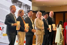 关于越南与德国关系的专书赠送活动在纪念仪式上举行。