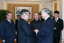 越共中央总书记苏林与朝鲜劳动党总书记、国务委员长金正恩亲切握手。