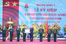 苏林总书记向第一军区武装力量授予胡志明勋章。（登科 摄）
