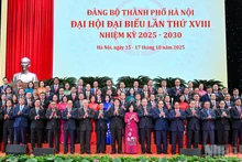 党和国家现任、前任领导人与各位代表合影留念。