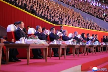 10月9日晚，在平壤“五一体育场”，朝鲜劳动党总书记、国务委员长金正恩与各位领导人一同出席庆祝朝鲜劳动党成立80周年的文艺演出。（图片来源：KCNA）