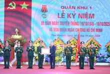 苏林总书记向第一军区武装力量授予胡志明勋章。