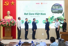 各位代表共同按下启动按钮, 标志着越南净零排放专题网页正式开通。